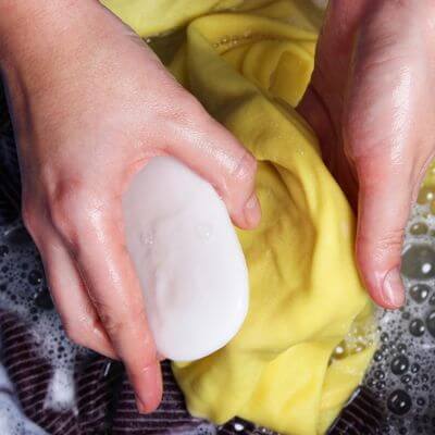 Kleidung per Hand mit Seife behandeln