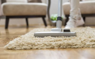Teppich saugen mit Bodenstaubsauger