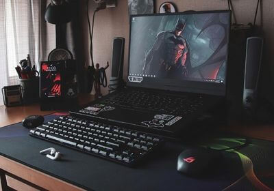 Gaming Laptop auf Schreibtisch