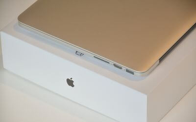 Apple MacBook mit Verpackung