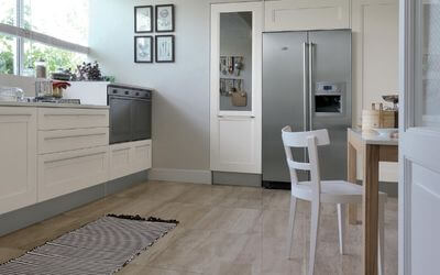 Moderne Einbauküche mit integriertem silbernen Side By Side Kühlschrank