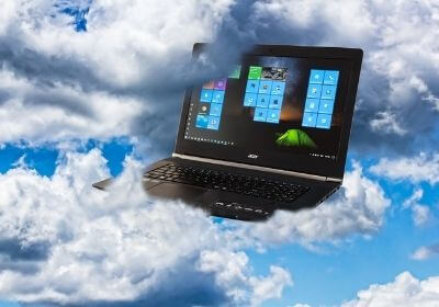 Cloud Speicher - Laptop in den Wolken