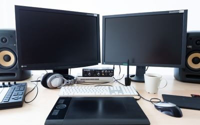PC mit zwei Monitoren auf dem Schreibtisch