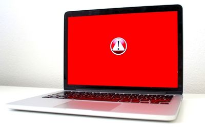 Laptop mit rotem Bildschirm und Ausrufezeichen