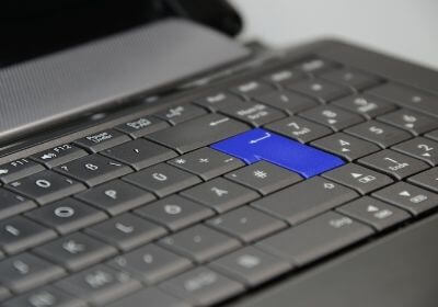 Laptop Tastatur mit blauer Enter Taste